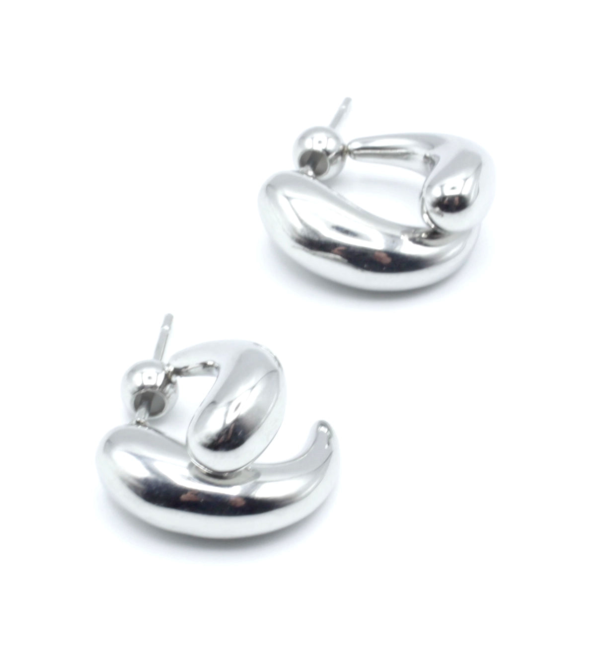 Pendientes Hugs acero inoxidable plateado  con cierre tipo presión con perno recto muy cómodo ideal para usarlos todo el día. hipoalergénico, brillante y sofisticado. - DELACABRA