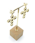 Pendientes Imperio acero inoxidable dorado en expositor, reflejos que darán mucha luz a tu outfit, hipoalergénico, brillante y resistentes. - DELACABRA