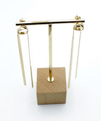 Pendientes Laced acero inoxidable dorado largos, diseño moderno, ligeros y versátiles, ideal para dar un toque sofisticado a tu estilo. - DELACABRA