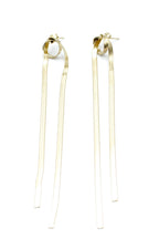 Pendientes Laced acero inoxidable dorado, diseño de un aro anudado en la parte superios y dos tiras colgantes que aportan  movimiento y elegancia, cierre tipo mariposa. - DELACABRA
