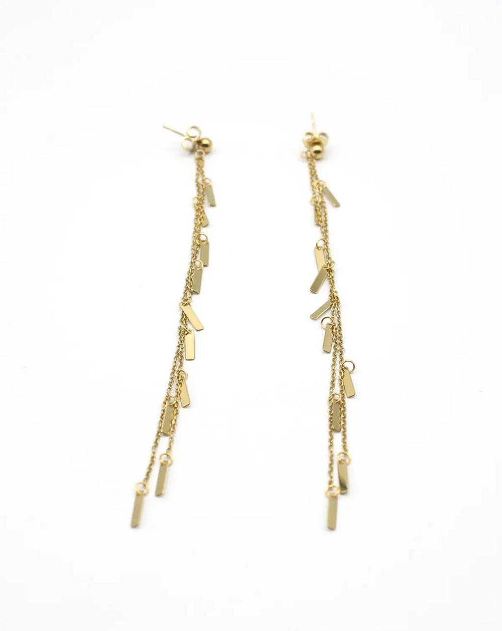 Pendientes largos Skyline dorados con finas cadenas y barritas colgantes. Acero amable con la piel de DELACABRA.