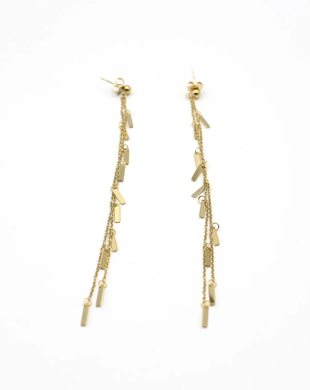 Pendientes largos Skyline dorados con finas cadenas y barritas colgantes. Acero amable con la piel de DELACABRA.
