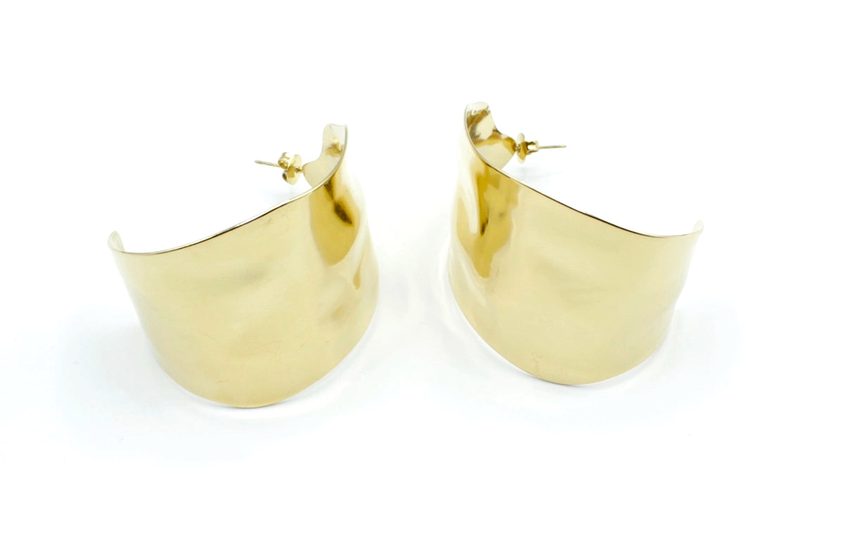 Pendientes Leaf acero inoxidable dorado inspirado en la naturaleza, una hoja grande y ancha de forma curva, acabado pulido brillante, cierre de presión tipo mariposa. - DELACABRA