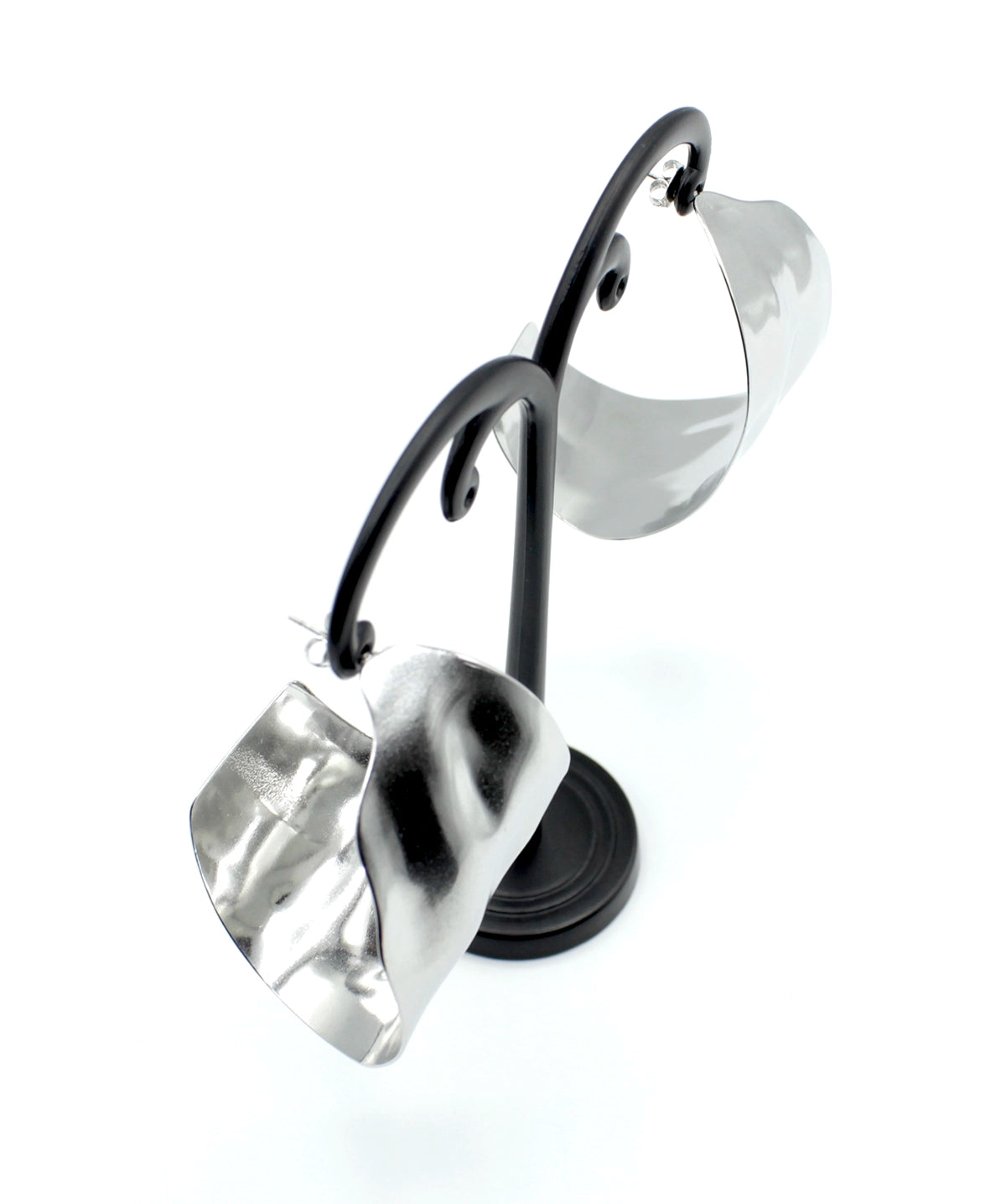 Pendientes Leaf acero inoxidable plateado en expositor de metal negro, diseño atemporal para gustos exquisitos. ligeros a pesar de su tamaño con cierre seguro y eficaz. - DELACABRA