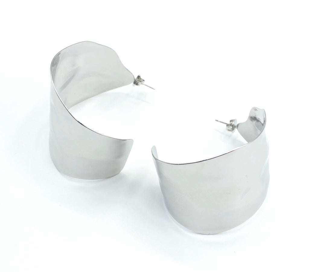 Pendientes Leaf acero inoxidable plateado, con su tamaño gigante es especialmente diseñado a looks radiantes, elegantes y con mucho caracter, brillantes pulidos, hipoalergénicos y durables. - DELACABRA