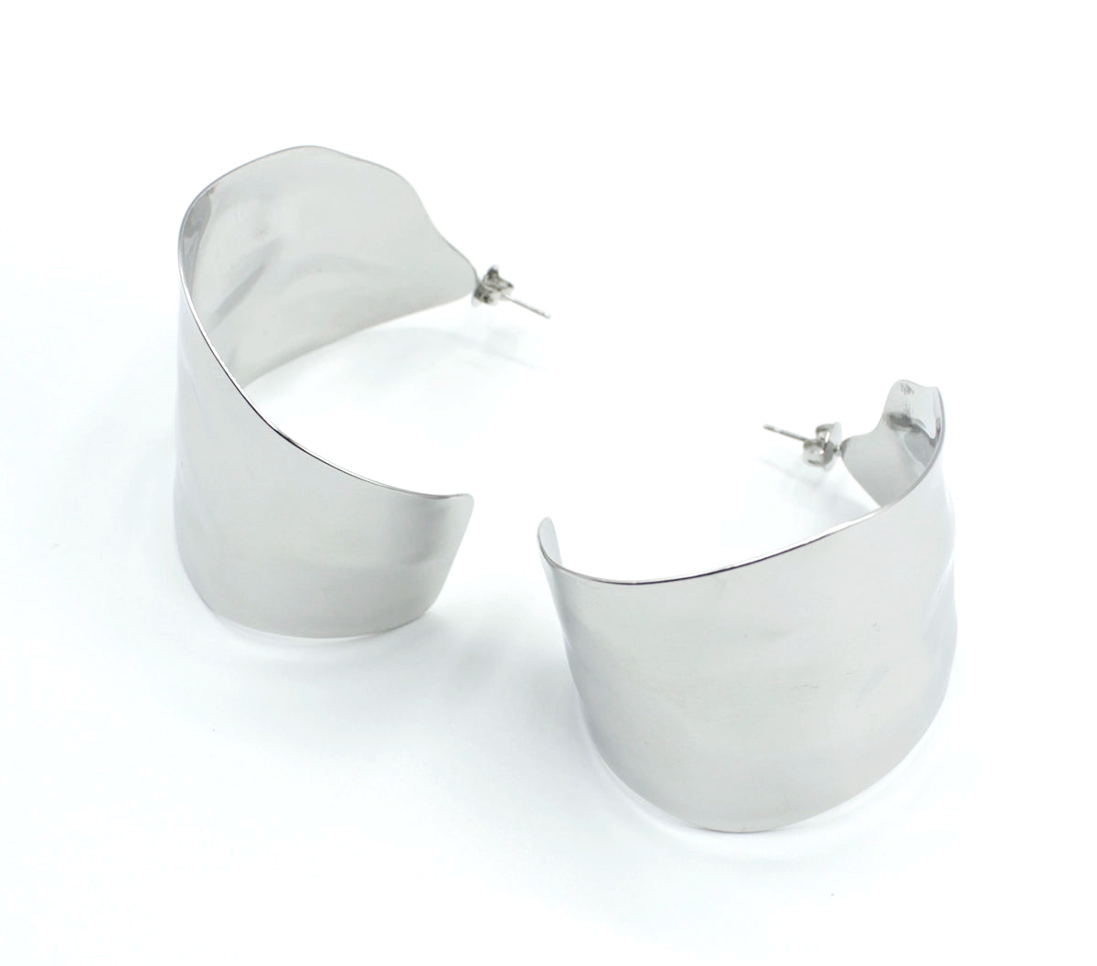 Pendientes Leaf acero inoxidable plateado, con su tamaño gigante es especialmente diseñado a looks radiantes, elegantes y con mucho caracter, brillantes pulidos, hipoalergénicos y durables. - DELACABRA
