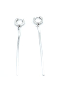 Pendientes Light acero inoxidable plateado, diseño de un aro pequeño grueso con una fina cadena alargada tipo cascada, cierre africano muy seguro, acabado brillante. - DELACABRA