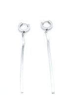 Pendientes Light acero inoxidable plateado, diseño de un aro pequeño grueso con una fina cadena alargada tipo cascada, cierre africano muy seguro, acabado brillante. - DELACABRA