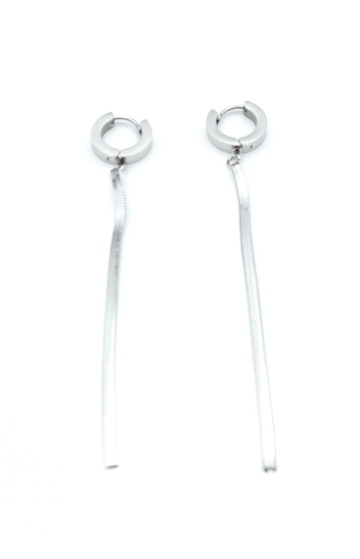 Pendientes Light acero inoxidable plateado, diseño de un aro pequeño grueso con una fina cadena alargada tipo cascada, cierre africano muy seguro, acabado brillante. - DELACABRA