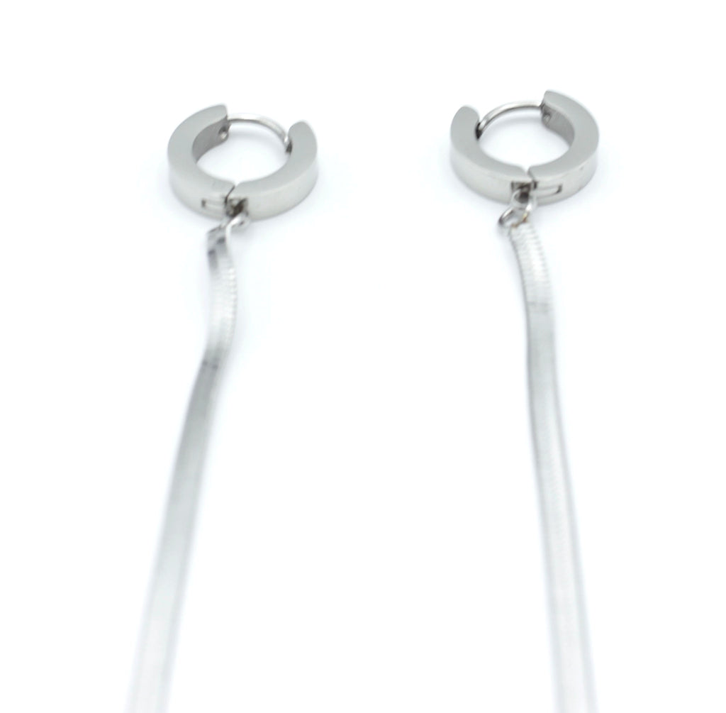 Pendientes Light acero inoxidable plateado, elegante y sobrio que aporta movimiento y un estilo sofisticado, cómodos de llevar, hipoalergénico y durables. - DELACABRA