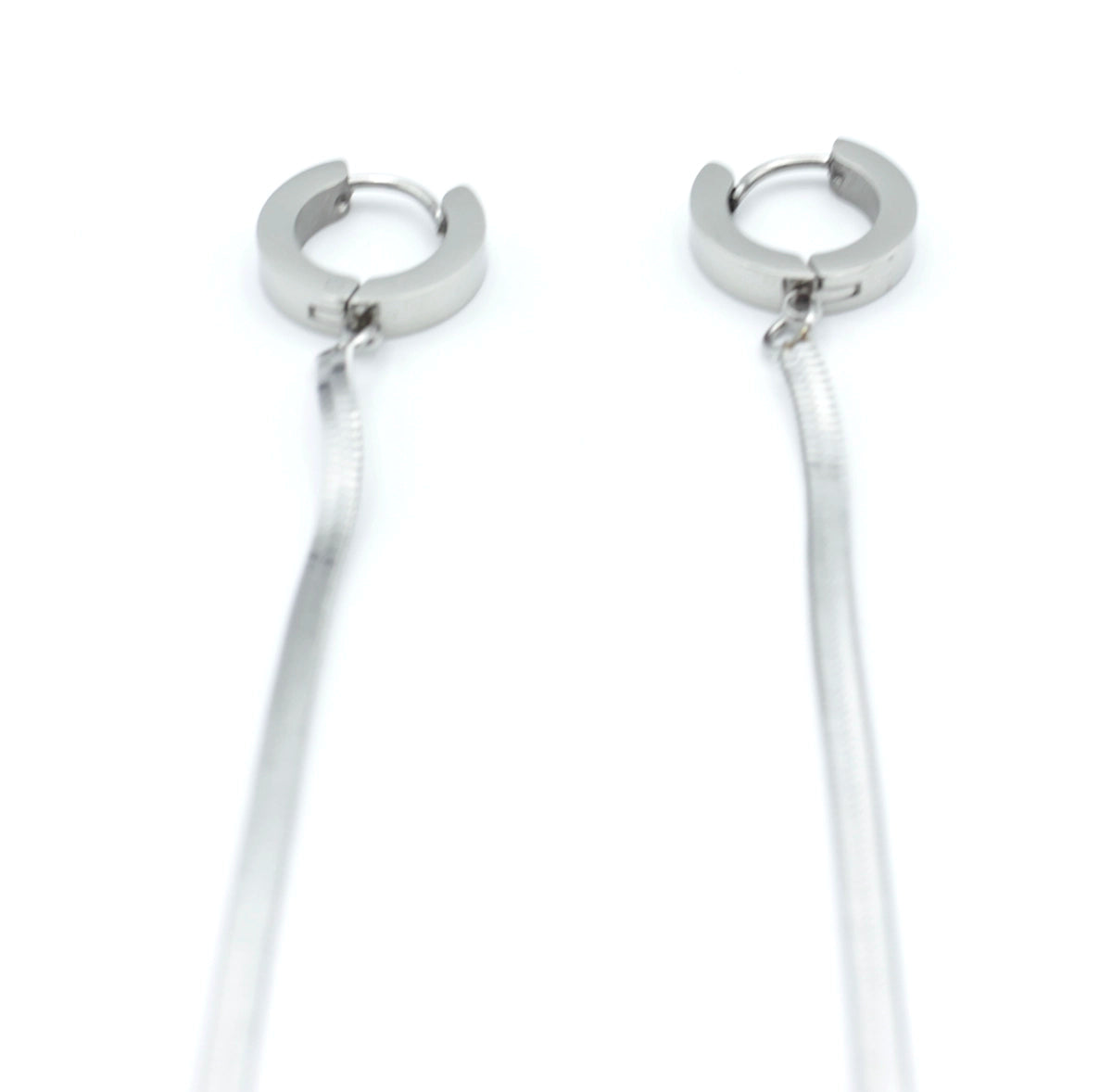 Pendientes Light acero inoxidable plateado, elegante y sobrio que aporta movimiento y un estilo sofisticado, cómodos de llevar, hipoalergénico y durables. - DELACABRA