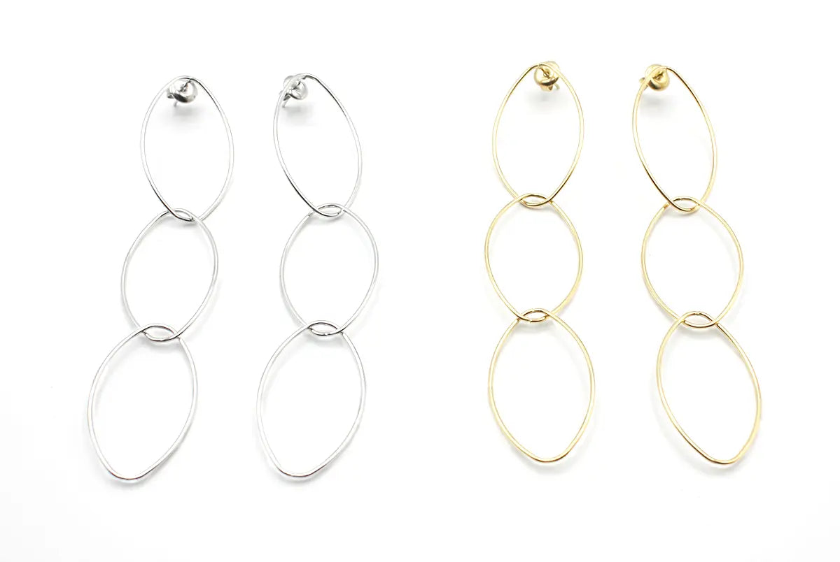 Pendientes largos de acero inoxidable, diseño de eslabones en dorado y plateado sobre fondo blanco.