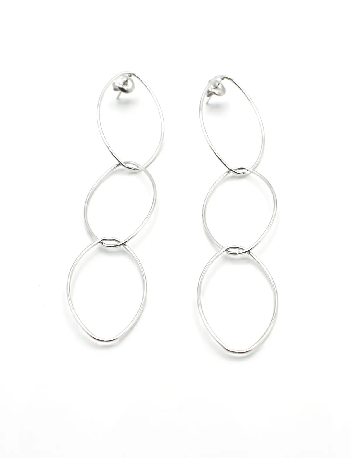 Pendientes largos de acero inoxidable plateado con diseño de tres aros enlazados sobre fondo blanco.