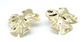Pendientes Lys dorados de acero inoxidable en ángulo lateral, diseño irregular con textura fluida, hipoalergénicos, resistentes al agua y duraderos - DELACABRA