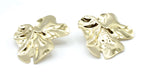Pendientes Lys dorados de acero inoxidable en ángulo lateral, diseño irregular con textura fluida, hipoalergénicos, resistentes al agua y duraderos - DELACABRA