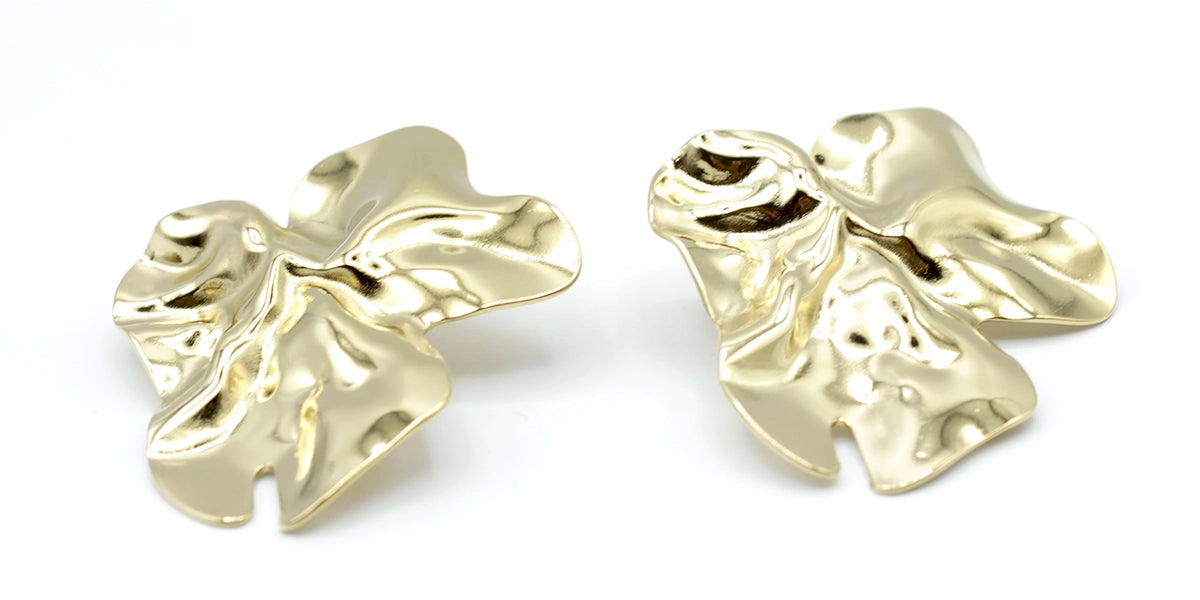 Pendientes Lys dorados de acero inoxidable en ángulo lateral, diseño irregular con textura fluida, hipoalergénicos, resistentes al agua y duraderos - DELACABRA