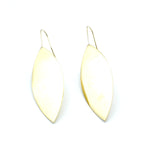 Pendientes Magic Leaves acero inoxidable dorado diseño inspirado en la forma de una hoja lisa acabado brillante espejo, cierre tipo gancho. - DELACABRA