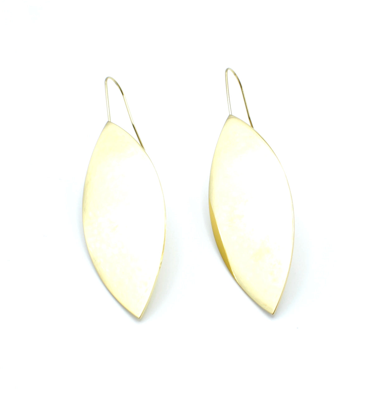 Pendientes Magic Leaves acero inoxidable dorado diseño inspirado en la forma de una hoja lisa acabado brillante espejo, cierre tipo gancho. - DELACABRA