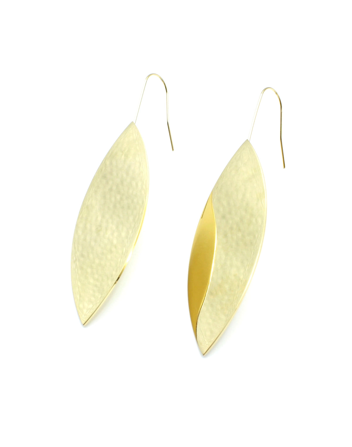 Pendientes Magic Leaves acero inoxidable dorado diseño elegante, robusto y moderno, hipoalergénico y de gran calidad. - DELACABRA