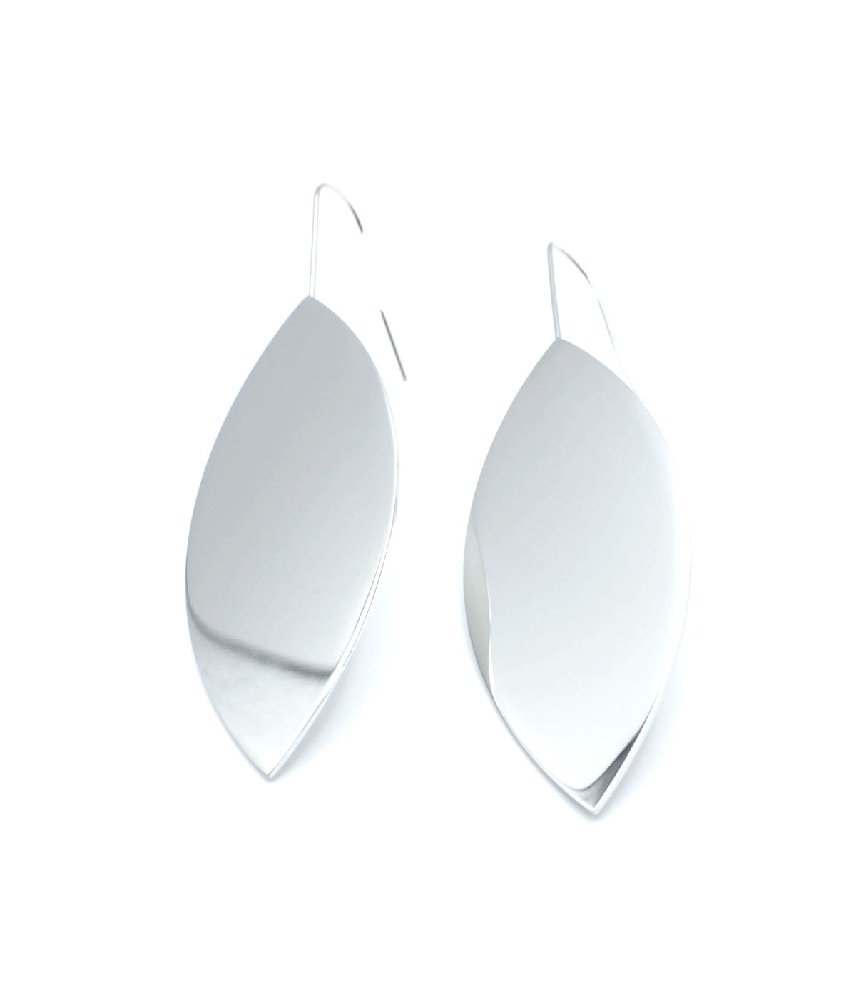 Pendientes Magic Leaves acero inoxidable plateado perfecto para ser el centro principal del outfit. - DELACABRA