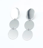 Pendientes Martini en acero inoxidable plateado con diseño de tres círculos lisos y pulidos, largos, hipoalergénicos, resistentes al agua y muy duraderos-DELACABRA
