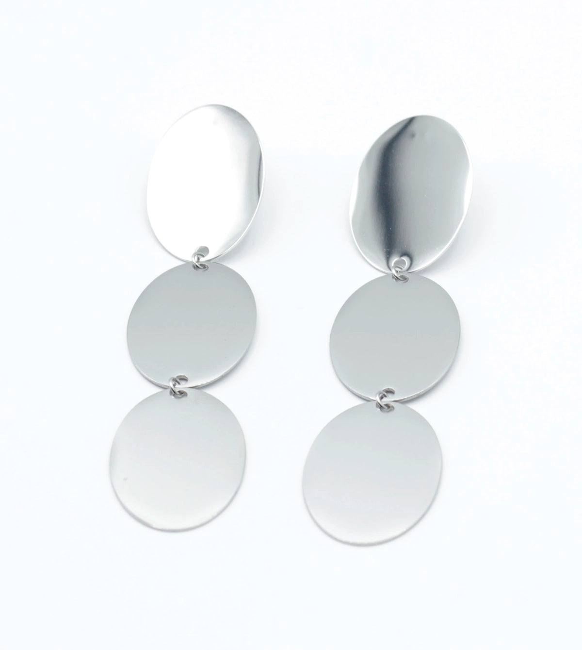 Pendientes Martini en acero inoxidable plateado con diseño de tres círculos lisos y pulidos, largos, hipoalergénicos, resistentes al agua y muy duraderos-DELACABRA