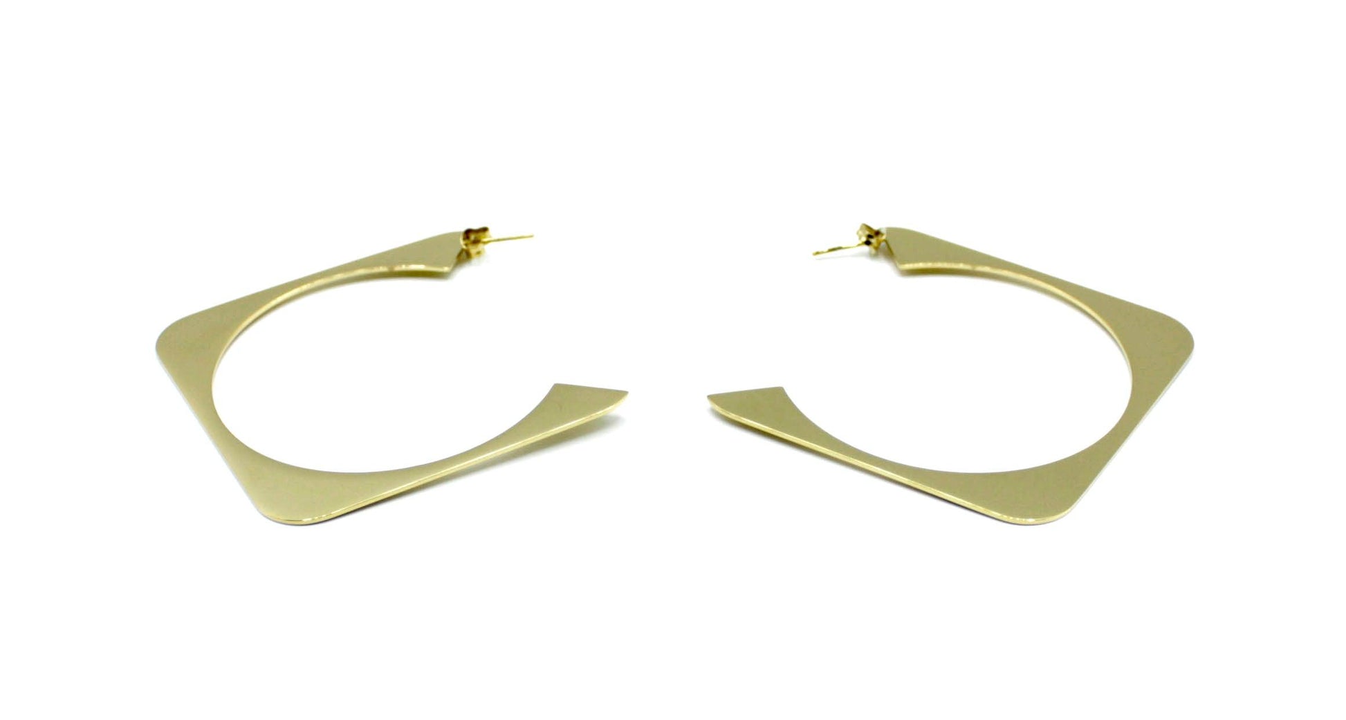 Pendientes New Orleans en acabado dorado brillante, confeccionados en acero inoxidable hipoalergénico, duradero y resistentes al agua. DELACABRA