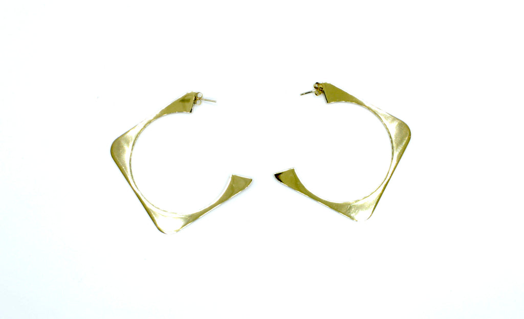 Pendientes New Orleans dorados con cierre de presión, elaborados en acero inoxidable hipoalergénico, resistentes al agua y de gran durabilidad. DELACABRA