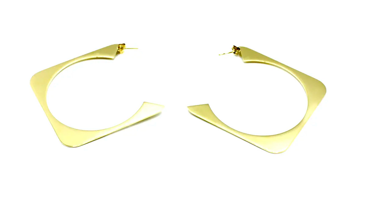 Pendientes New Orleans en color dorado con diseño geométrico abierto, fabricados en acero inoxidable hipoalergénico, resistente al agua y muy duradero. DELACABRA