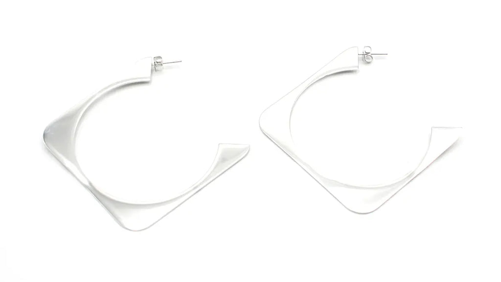 Pendientes New Orleans en color plateado con diseño geométrico abierto, acabado brillante espejo, ligeros y coquetos. DELACABRA