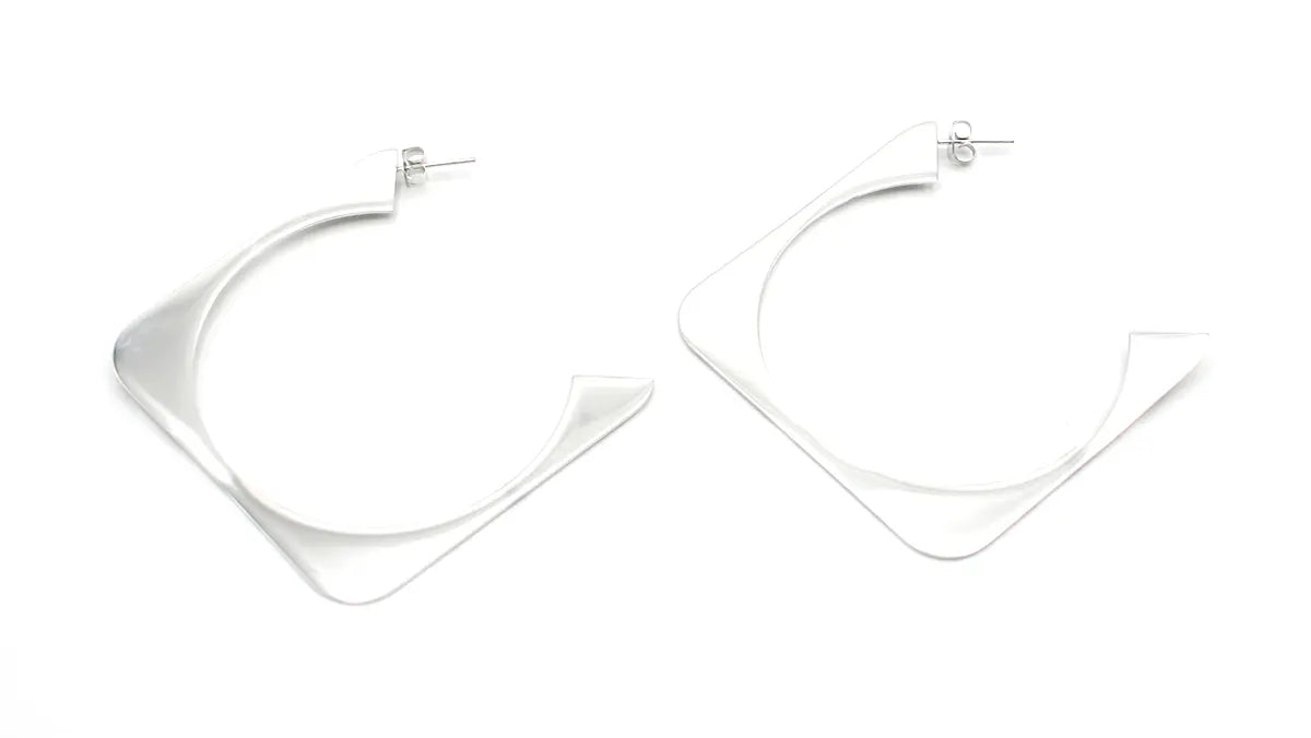 Pendientes New Orleans en color plateado con diseño geométrico abierto, acabado brillante espejo, ligeros y coquetos. DELACABRA