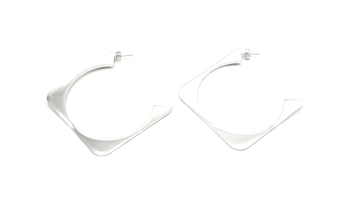 Pendientes New Orleans dorados con cierre de presión, elaborados en acero inoxidable hipoalergénico, resistentes al agua y de gran durabilidad. DELACABRA