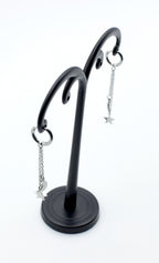 Pendientes Night acero inoxidable plateado en expositor negro, diseño inspirado en la noche, se adaptan a cualquier estilo, ligeros perfectos para usarlos a diario, hipoalergénico y durable. - DELACABRA