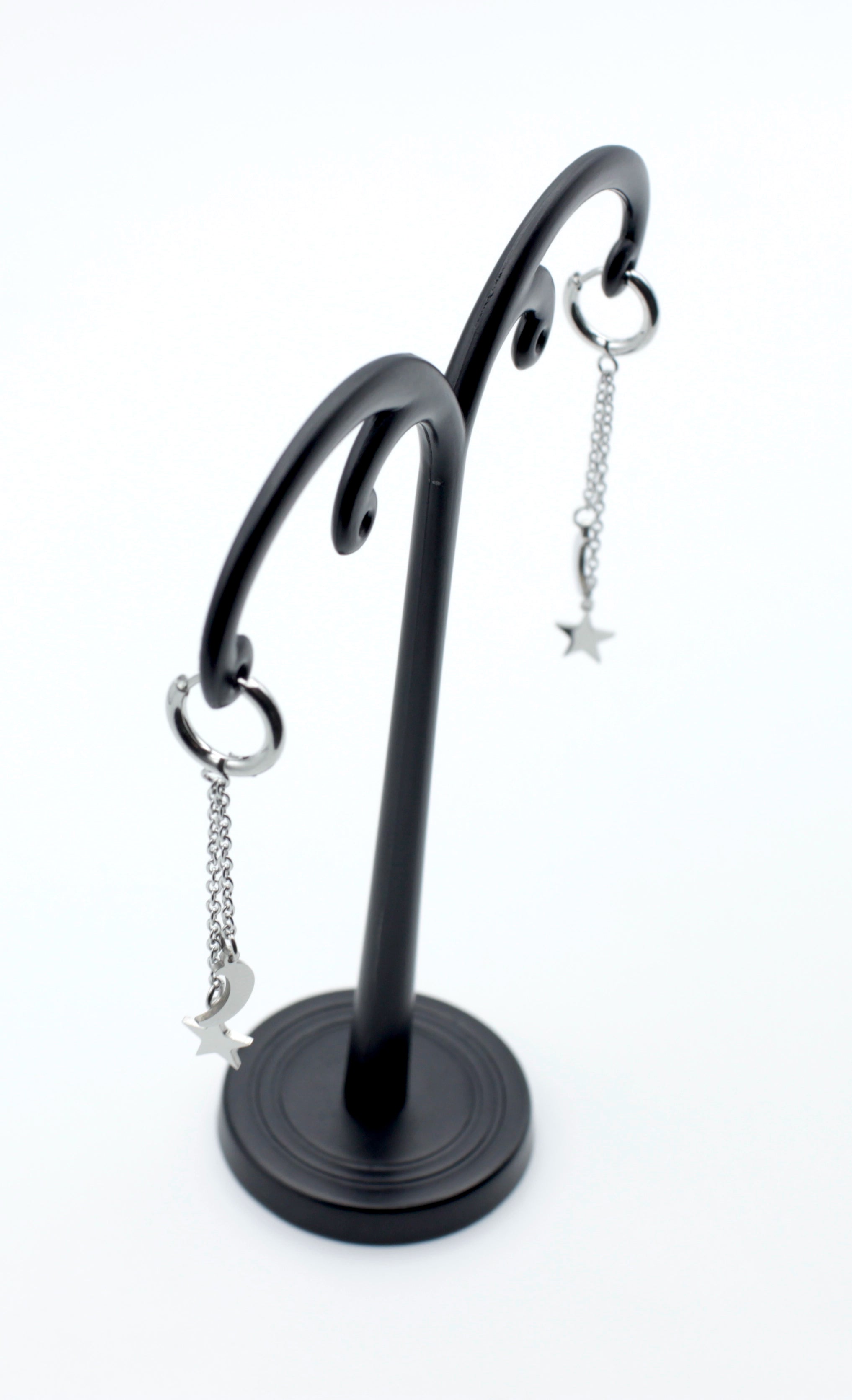 Pendientes Night acero inoxidable plateado en expositor negro, diseño inspirado en la noche, se adaptan a cualquier estilo, ligeros perfectos para usarlos a diario, hipoalergénico y durable. - DELACABRA