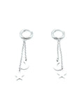 Pendientes Night acero inoxidable plateado, aro del que se desprenden dos cadenas finas, una estrella y una luna de cada una de ellas, acabado brillante, cierre africano. - DELACABRA