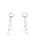 Pendientes Night acero inoxidable plateado, aro del que se desprenden dos cadenas finas, una estrella y una luna de cada una de ellas, acabado brillante, cierre africano. - DELACABRA