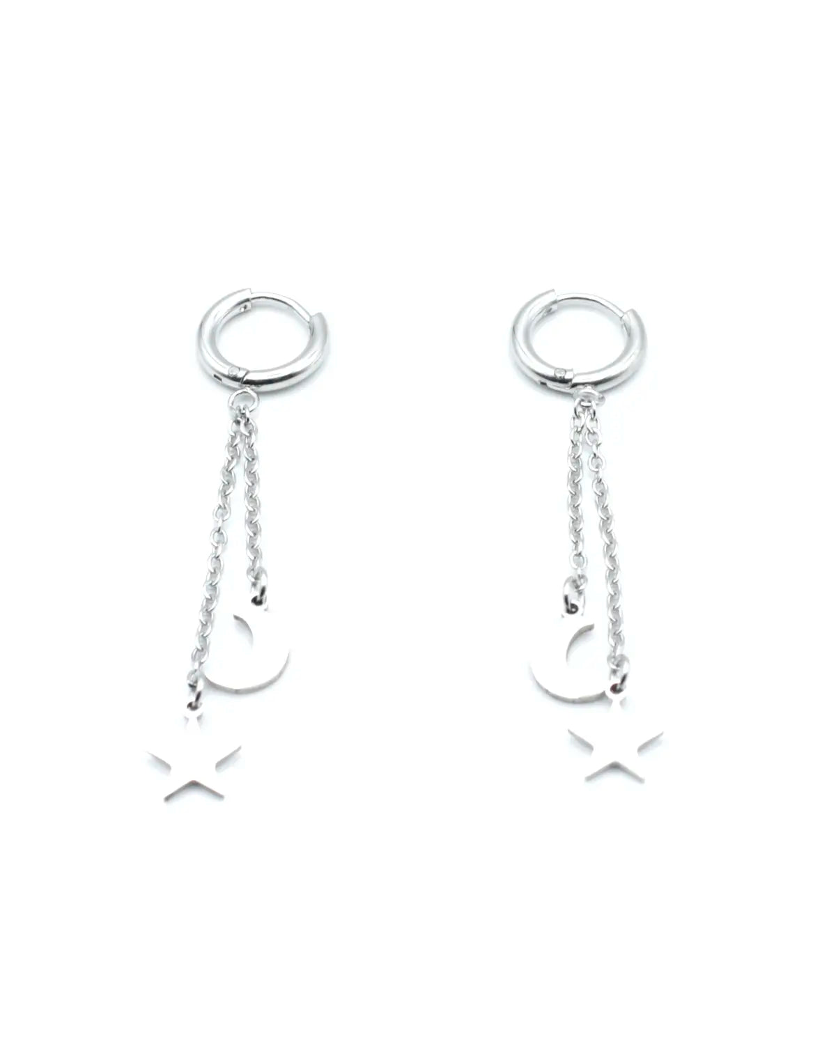 Pendientes Night acero inoxidable plateado, aro del que se desprenden dos cadenas finas, una estrella y una luna de cada una de ellas, acabado brillante, cierre africano. - DELACABRA
