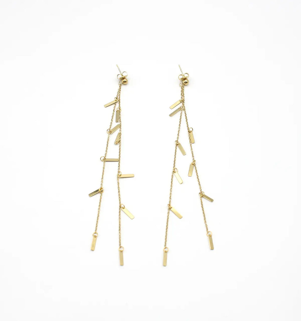 Pendientes dorados Skyline con hileras de cadenas y barritas de acero. Joya amable con la piel de DELACABRA.