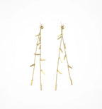 Pendientes dorados Skyline con hileras de cadenas y barritas de acero. Joya amable con la piel de DELACABRA.