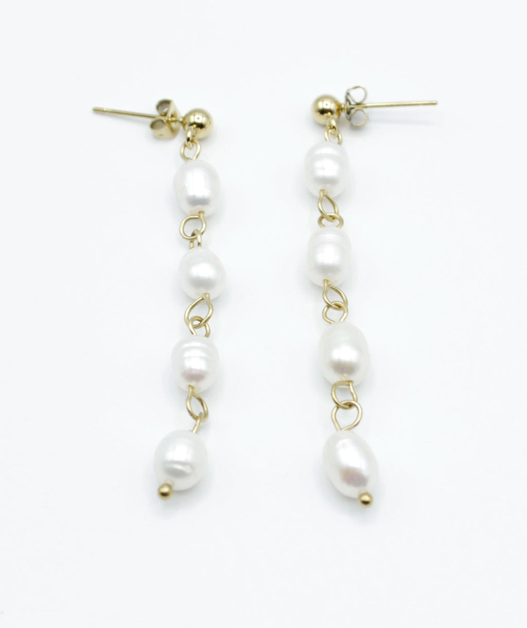 Pendientes Perle largos en acabado dorado con perlas blancas engarzadas, estilo minimalista y atemporal, hipoalergénicos y resistentes al agua – DELACABRA