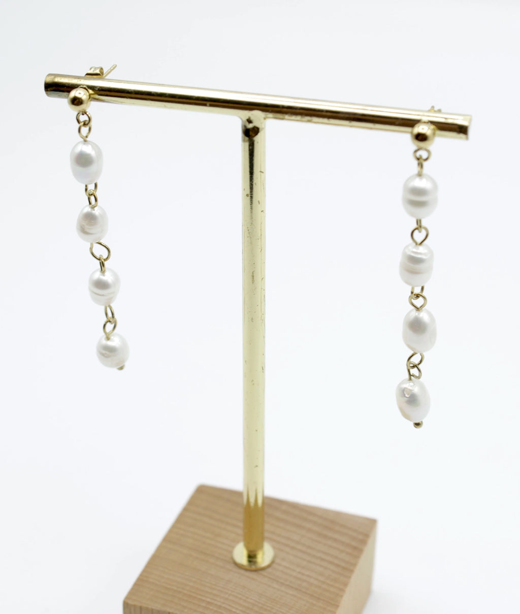 Pendientes Perle dorados en acero inoxidable con perlas naturales en forma de racimo vertical, diseño elegante y versátil con cierre a presión mariposa – DELACABRA