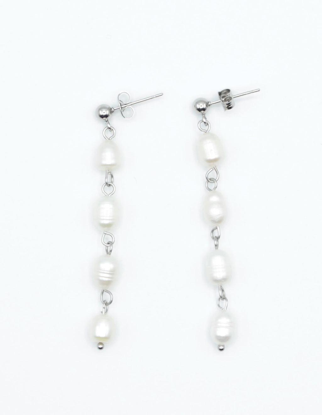 Pendientes Perle plateados en acero inoxidable con perlas blancas en caída lineal, estilo sofisticado con cierre de mariposa, duraderos e hipoalergénicos – DELACABRA