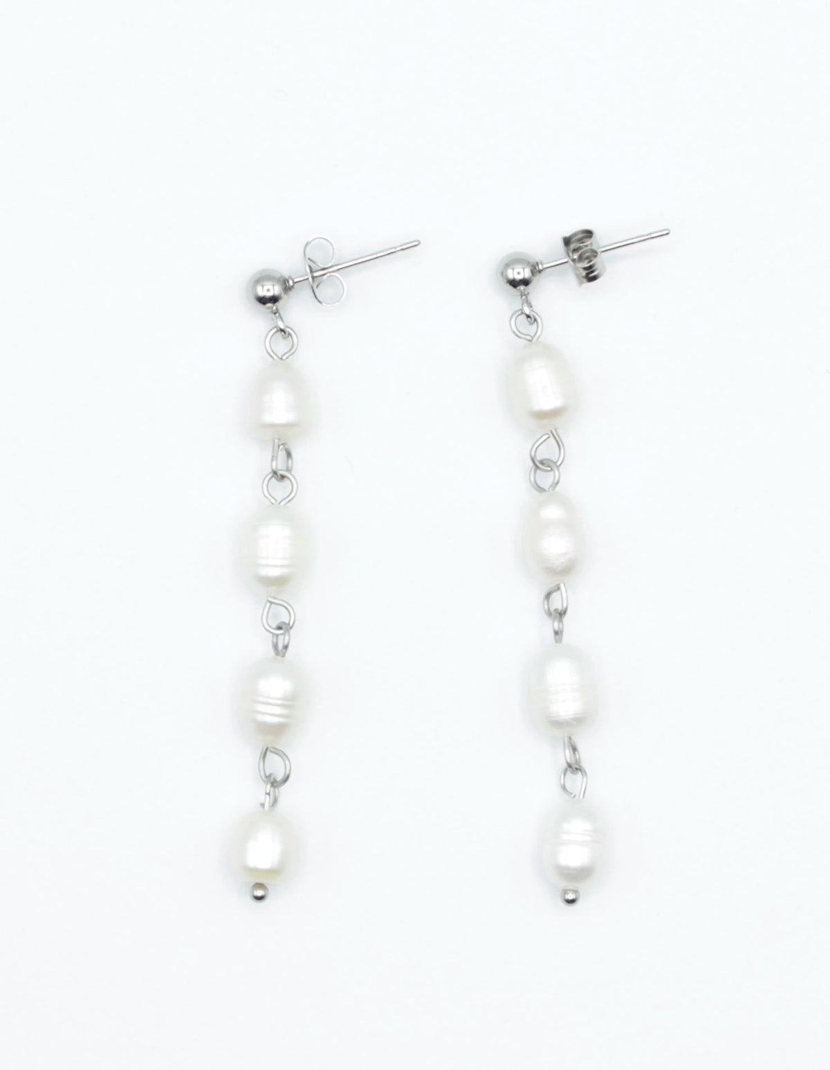 Pendientes Perle plateados en acero inoxidable con perlas blancas en caída lineal, estilo sofisticado con cierre de mariposa, duraderos e hipoalergénicos – DELACABRA