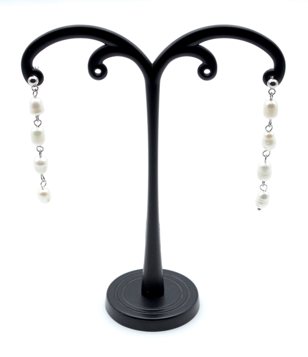 Pendientes Perle largos de acero inoxidable plateado con tres perlas naturales unidas en cascada, diseño elegante con cierre a presión mariposa, hipoalergénicos y resistentes al agua – DELACABRA
