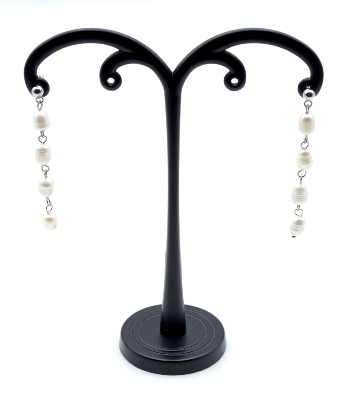 Pendientes Perle largos de acero inoxidable plateado con tres perlas naturales unidas en cascada, diseño elegante con cierre a presión mariposa, hipoalergénicos y resistentes al agua – DELACABRA