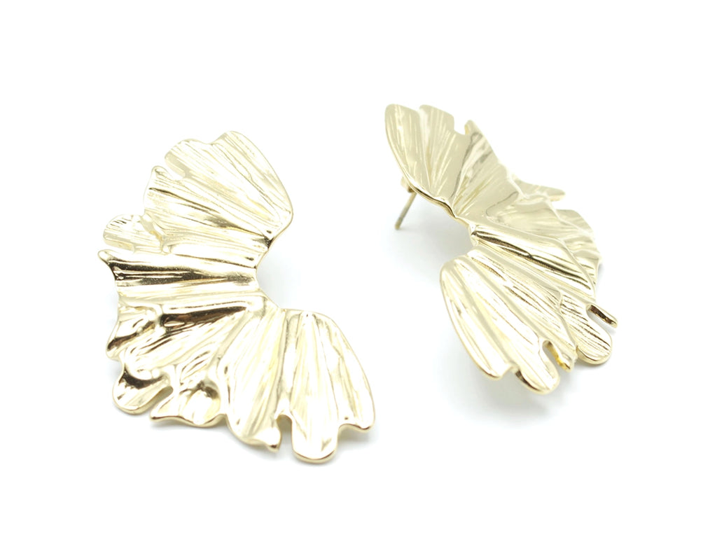 Pendientes Pétalos dorados de acero inoxidable, diseño con textura ondulada y acabado luminoso, hipoalergénicos y resistentes al agua, cierre presión mariposa - DELACABRA