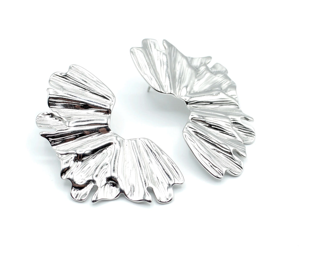 Pendientes Pétalos plateados de acero inoxidable, piezas con efecto voluminoso y acabado brillante, elegantes y duraderos, cierre presión mariposa - DELACABRA