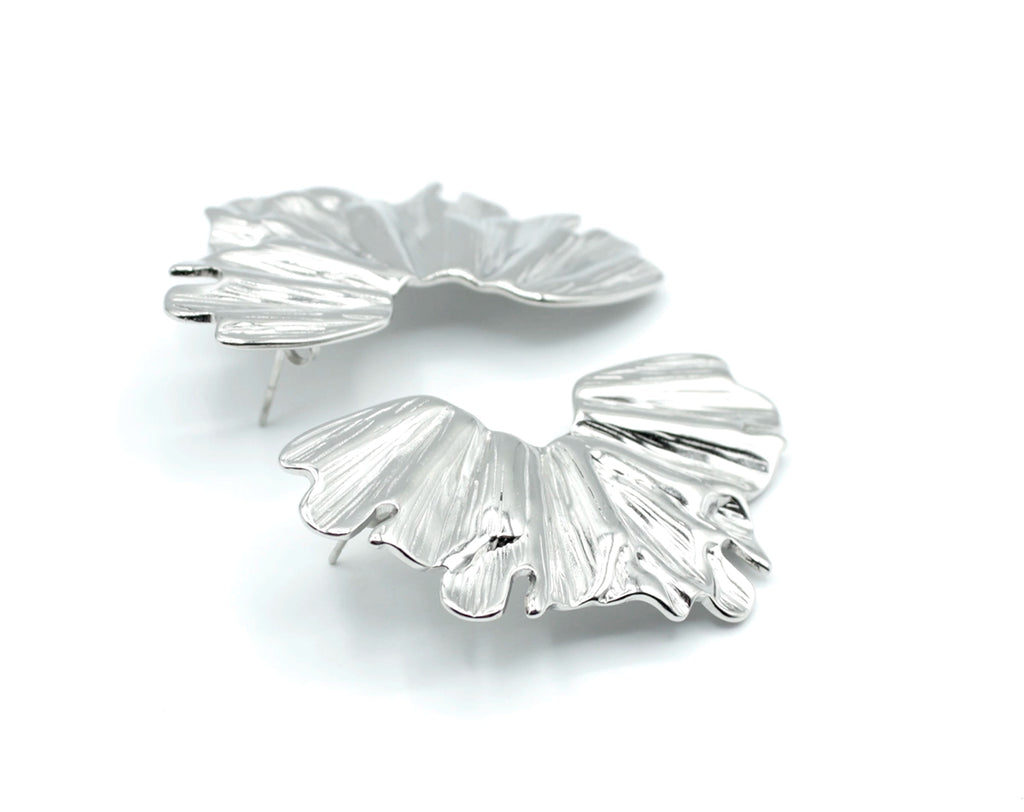 Pendientes Pétalos plateados de acero inoxidable, diseño inspirado en formas orgánicas con textura ondulada, hipoalergénicos y resistentes al agua, cierre presión mariposa - DELACABRA
