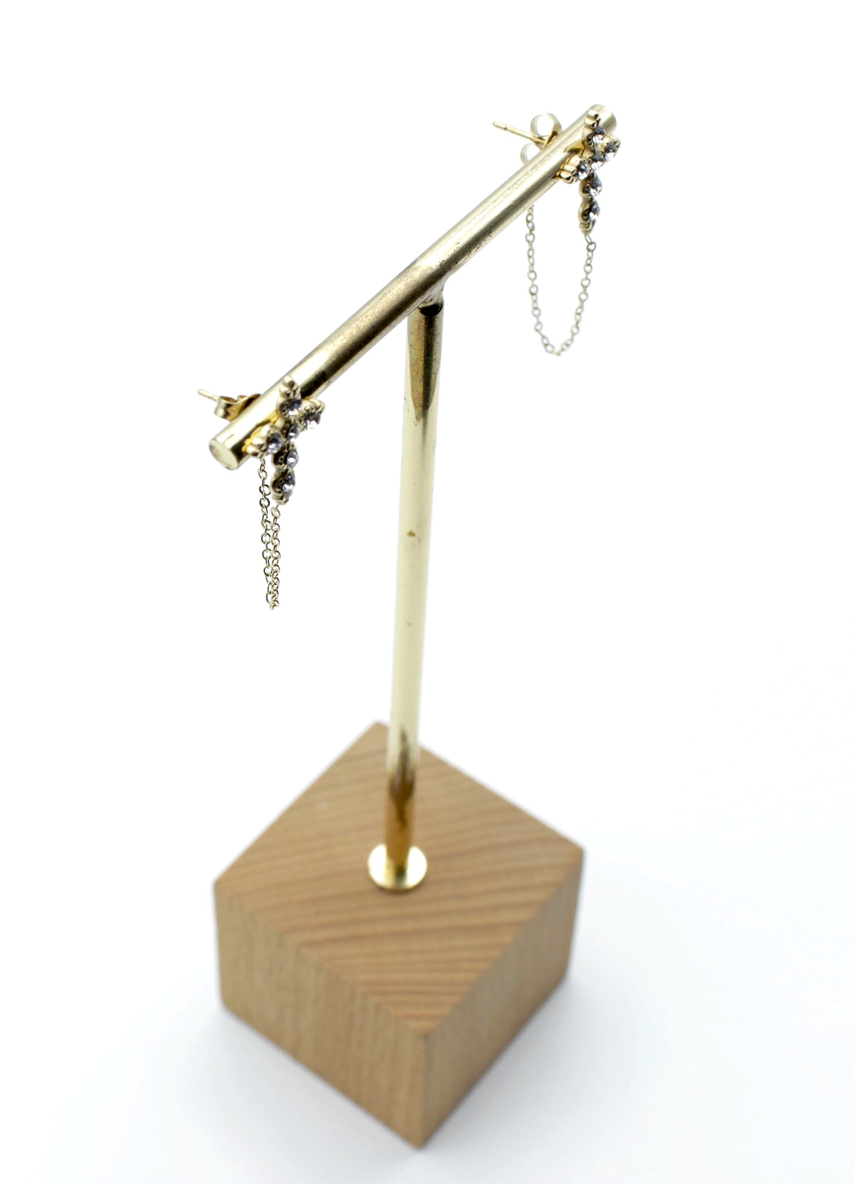 Pendientes Santo acero inoxidable dorado en un expositor dorado, diseño minimalista y elegante, ligero perfecto para usar todos los días. hipoalergénico acabado brillante. - DELACABRA