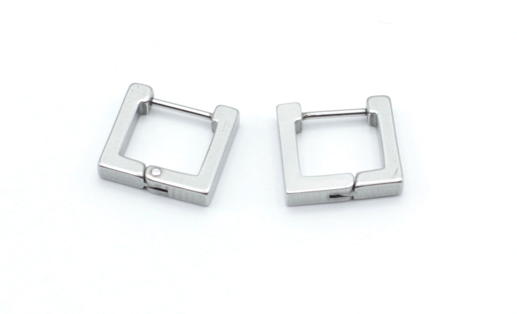 Pendientes Square en acero inoxidable plateado con forma de aro cuadrado, hipoalergénicos, resistentes al agua y muy duraderos. Cierre de bisagra seguro. DELACABRA
